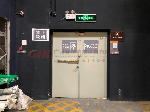 逃生门锁依然光泽如新,标识鲜亮醒目