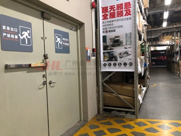 逃生门锁上LED灯在闪烁,表示工作正常