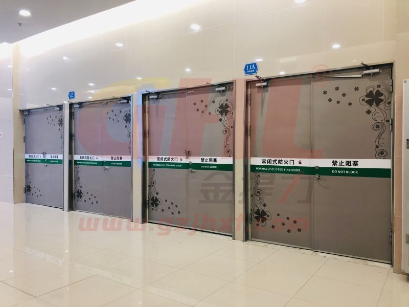 万达广场安装逃生门锁的防火门另一面