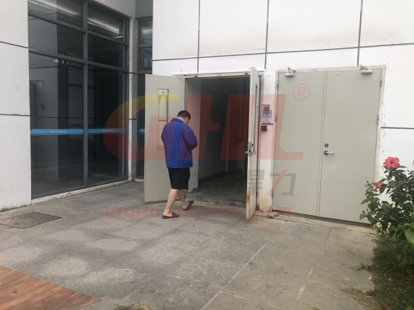 防火门安装电磁门吸方便人员通行,同时保证消防安全