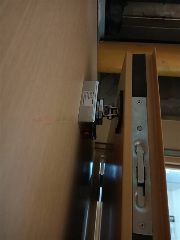 海底捞安装金捍力GHL-300型防火门电磁门吸