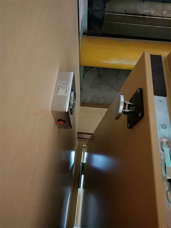 防火门电磁释放器采用活动吸板