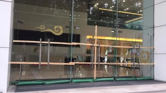 台风天,门被吹走了怎么办?